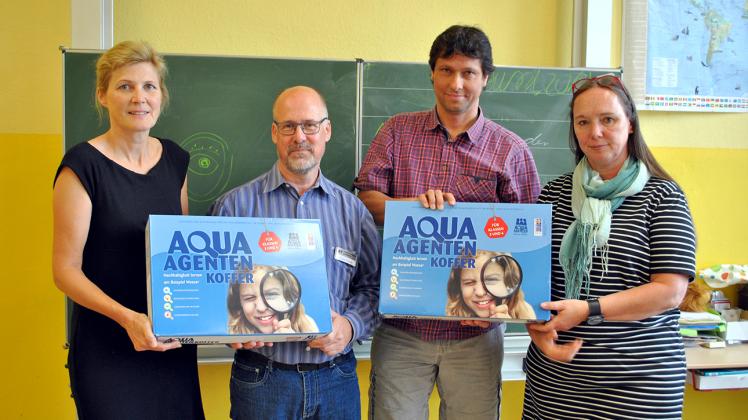 Aqua-Agenen-Koffer für kleine Wasserdetektive wurden jetzt auch an die Grundschule Gammelin übergeben.  