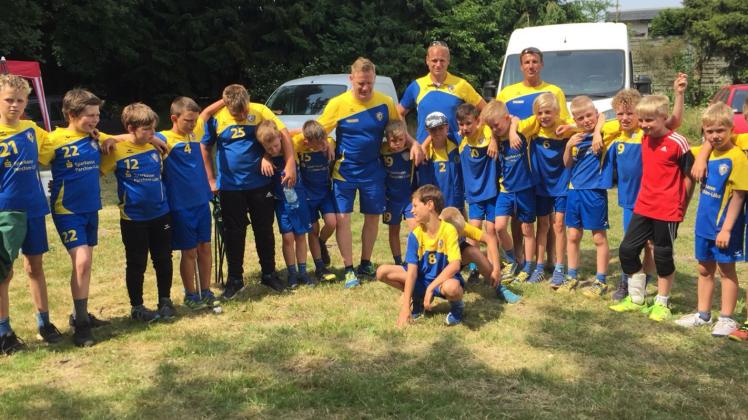 Die D- und E-Jugend-Handballer des SV Matzlow/Garwitz mit ihren Trainern