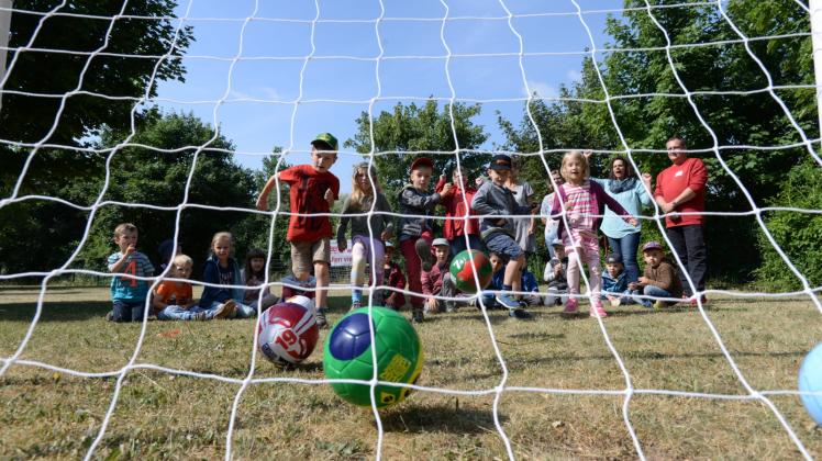 Vor dem WM-Auftaktspiel: Gadebuscher Kinder traten den Ball.