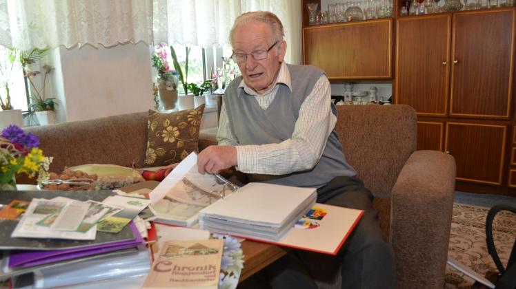 Viele Ordner füllt die Geschichte von Roggendorf und der Feuerwehr. Hans Burmeister hat alles zusammengetragen. 