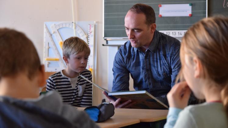 Die Geschichte eines Nashorns: Bützows Bürgermeister Christian Grüschow nahm am Vorlesetag teil. 