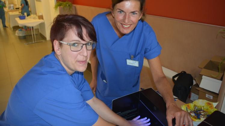 Sind die Hände gründlich genug gereinigt? Das überprüfen Krankenschwester Nicole Richter (l.) und Hygienefachkraft Kirsten Hartmann beim Aktionstag in der Warnow-Klinik. 