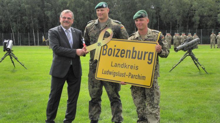 Ein Boizenburg-Schild für den Einsatz: Bürgermeister Harald Jäschke übergab es dem Kompaniechef Richard Wegner (li.) . In der Mitte, Bataillonskommandeur Alexander B. Radzko. 
