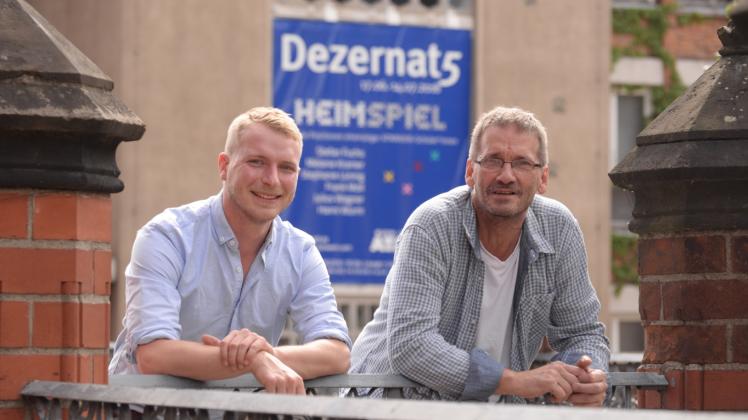 Auf Augenhöhe: Frank Moll und sein erster Ataraxia-Kursleiter Thomas Sander (r.). Beide werden heute Abend der Ausstellungseröffnung „Heimspiel“ im Dezernat 5 in Schwerin beiwohnen. Präsentiert werden dort auch Werke von Hanni Wurm, Stephanie Lüning, Melanie Kramer, Stefan Fuchs und Julius Wagner. 