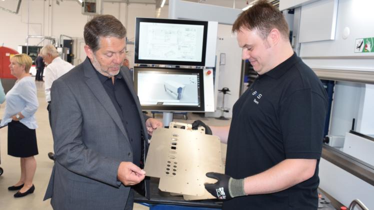 Die Produktion ist angelaufen: BVS-Firmenchef Harald Steiner (l.) ist mit der Arbeit von Andy Kropp zufrieden. 