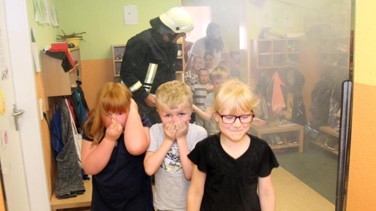 Nebelmaschine im Einsatz: Die Kinder verlassen das Gebäude.