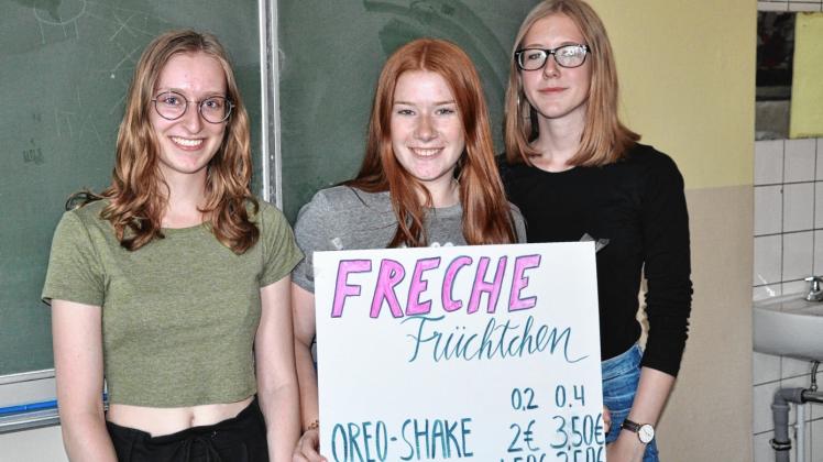 Jede Klasse hatte für die Gäste andere Leckereien vorbereitet (v.l.): Hannah, Sophie und Ronja aus der 10. Klassen mixten Smoothies.