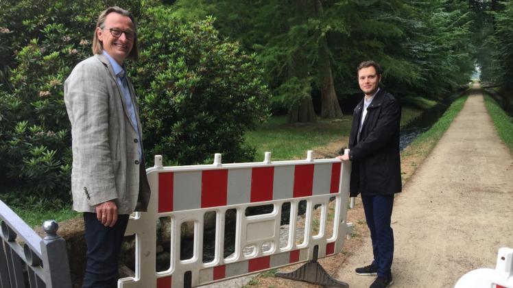 Freier Gang auf dem Johannisdamm: Dietmar Braune (l.) und Jascha Barckhan von den Staatlichen Schlössern, Gärten und Kunstsammlungen MV schieben die Absperrung beiseite.