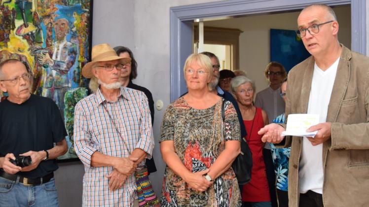 Hielt am Sonnabend eine kurze Rede: Michael Mohns (rechts) bei der Eröffnung der Ausstellung „Michael Mohns – Tier und Mensch“ im Kunsthaus Bützow.