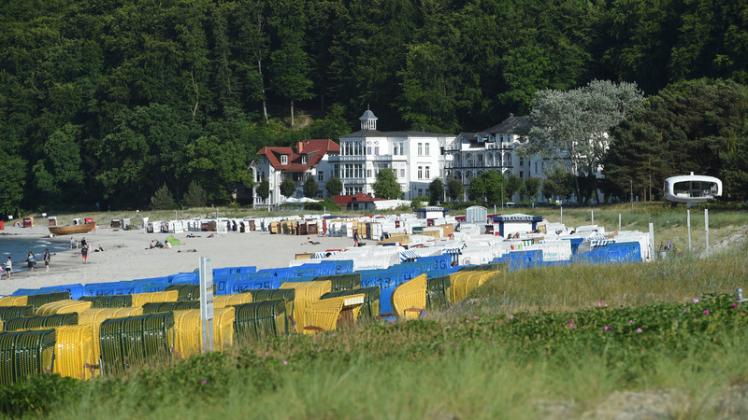 Strandkörbe stehen am Strand des Ostseebad Binz auf der Insel Rügen. Die Tourismusbranche bereitet sich auf den ersten Urlauberansturm vor.
