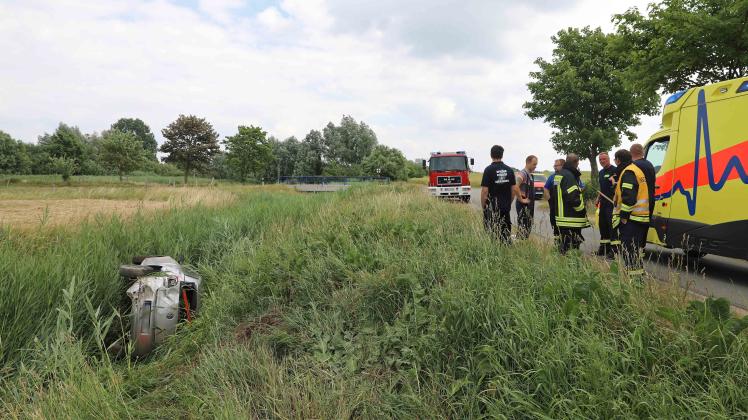 Auto fährt in Mönchhagen in Seitenarm des Peezer Baches - Fahrer leicht, Beifahrerin schwer verletzt