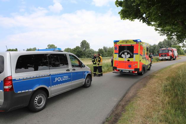Auto fährt in Mönchhagen in Seitenarm des Peezer Baches - Fahrer leicht, Beifahrerin schwer verletzt Auto fährt in Mönchhagen in Seitenarm des Peezer Baches - Fahrer leicht, Beifahrerin schwer verletzt