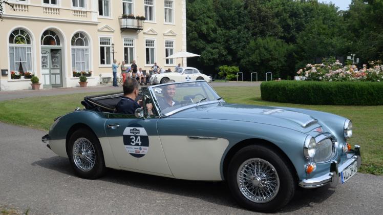 Doppelter Blickfang: der Austin Healey 3000 MK II vor dem Gutshaus Oberhof 