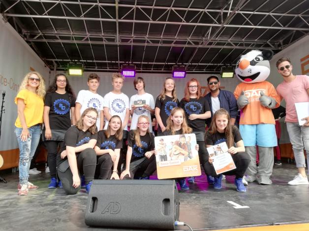 Den zweiten Platz in der Kategorie Teens Champs erkämpften sich Beat Crushers aus Rostock, hier ebenfalls mit den Juroren des Dance-Contestes Fotos: Anna Overberg/DAK Gesundheit Den zweiten Platz in der Kategorie Teens Champs erkämpften sich Beat Crushers aus Rostock, hier ebenfalls mit den Juroren des Dance-Contestes Fotos: Anna Overberg/DAK Gesundheit