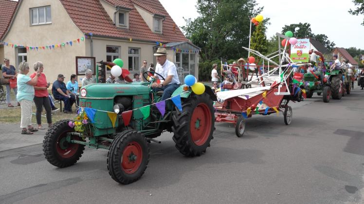 Mit alter Landtechnik ging es durchs Dorf: So bekamen die Besucher einen kleinen Einblick in die 800 Jahre alte Geschichte von Uelitz. Manfred Werner präsentierte stolz seinen Deutz aus dem Jahr 1959.
