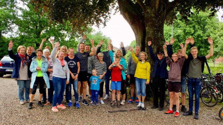 Mit 26 Teilnehmern am 7. Karbyer Kirchenschiff-Lauf konnten die Starter aus Dörphof-Schuby in diesem Jahr den Wanderpokal in Empfang nehmen. 