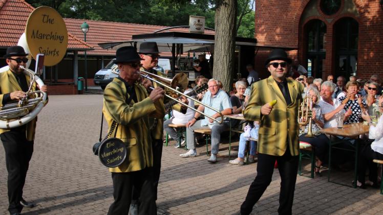 Mit Evergreens heizen die Marching Saints aus Rostock die Stimmung beim Dixielandfest an. 