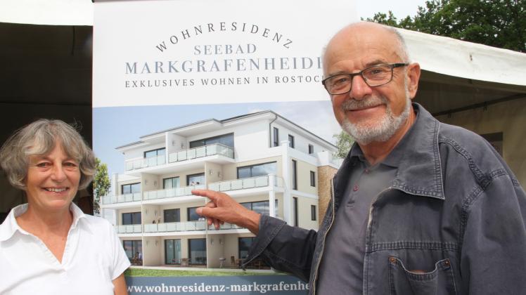Zeigt die bereits gekaufte Wohnung in der Wohnresidenz: Jürgen Hoffmann mit seiner Frau Gabriele. 
