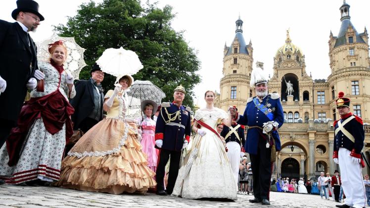 Kostümiert als Großherzog Friedrich Franz II. mit seiner dritten Frau Marie eröffnet Mathias Schott vom Schlossverein das Fest.  Fotos: reinhard Klawitter (4)  