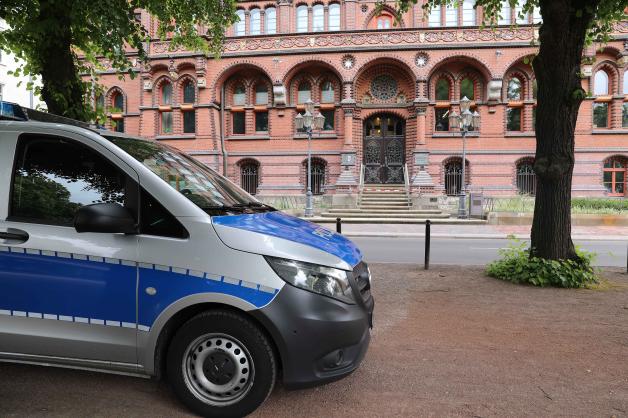 Bombendrohung beim Oberlandesgericht in Rostock eingegangen - Verdächtiger Brief mit Draht sorgt für stundenlanges Chaos