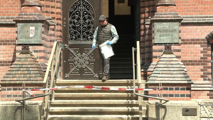 Bombendrohung beim Oberlandesgericht in Rostock eingegangen - Verdächtiger Brief mit Draht sorgt für stundenlanges Chaos