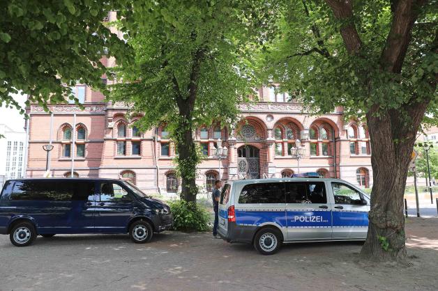 Bombendrohung beim Oberlandesgericht in Rostock eingegangen - Verdächtiger Brief mit Draht sorgt für stundenlanges Chaos