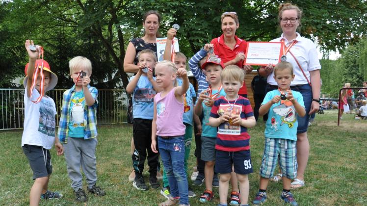 Ohne Fleiß kein Preis: Beim Sponsorenlauf, für den die DAK extra zu den Moosterzwergen nach Siggelkow gekommen war, tat sich vor allem die nächste Vorschulgeneration hervor. Für alle kleinen Läufer gab es Medaillen und Urkunden. 
