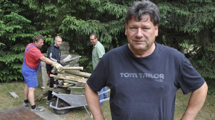 Seit 21 Jahren engagieren sich Bürger in Rosenow.. Andreas Thiessenhusen ist der Vorsitzende des Kultur- und Sportverein Rosenow. Im Hintergrund arbeiten Thomas Thiessenhusen, Franz Buchfink und Ingo Buchfink (v.l.n.r.). 