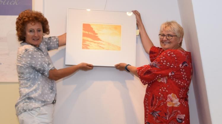 Kunst aus Mecklenburg: Sabine Preschner und Annette Hübner präsentieren ein Werk der Ausstellung. 