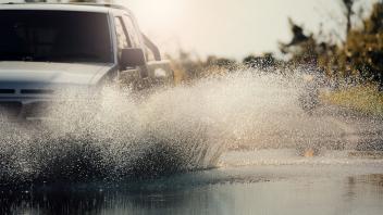 An Regentagen steigt das Unfallrisiko im Straßenverkehr auf das Zwei- bis Vierfache. Wer aber frühzeitig reagiert, kann den Unfall häufig vermeiden. 