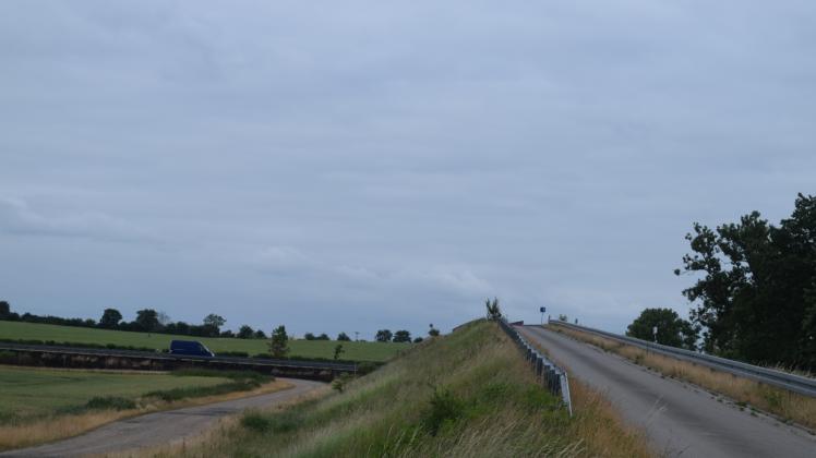 Die A  14-Brücke bei Fahren – sie ist zu schmal gebaut für landwirtschaftliches Gerät. 