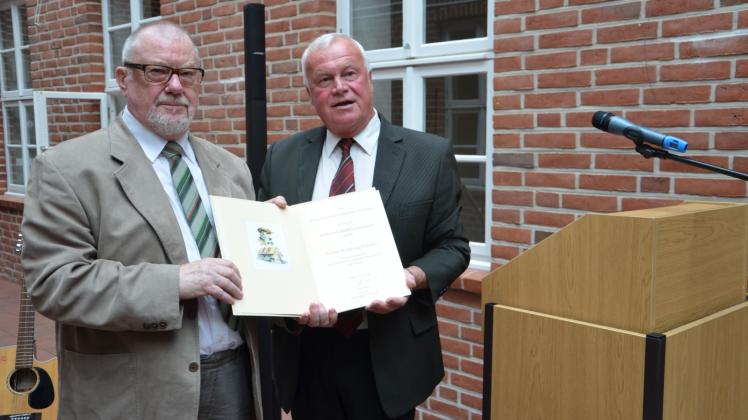Gillhoff-Preis 2018: Der Vorsitzende der Johannes-Gillhoff-Gesellschaft, Hartmut Brun (r.), überreicht ihn an Wolfgang Mahnke. Fotos: Seidel 