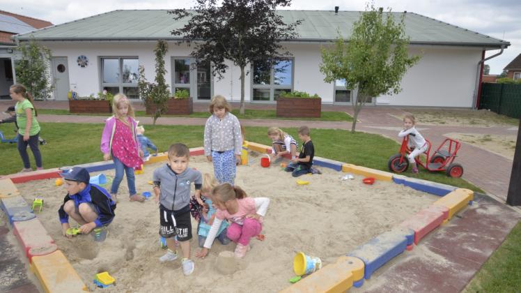 Hochbetrieb in der Kita „Galliner Landmäuse“: Die Mädchen und Jungen spielen vor dem Erweiterungsbau der Einrichtung.  Fotos: hirschmann 