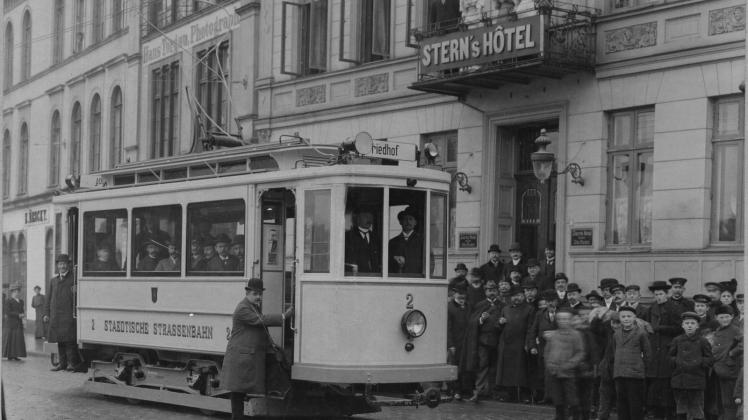 Stern’s Hotel am 1. Dezember 1908: An diesem Tag fuhr die erste elektrische Straßenbahn in Schwerin. Repro: stadtarchiv 