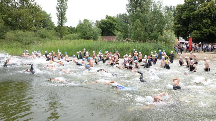 Als sich die Triathleten in die Fluten stürzten – hier die Jedermänner –, kam der Schaalsee kurzzeitig gehörig in Wallung. Fotos: thomas willmann 
