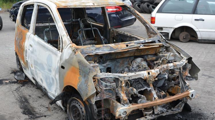 Die Reste des in Rastow gestohlenen Daihatsu Cuore ist in Ludwigslust ausgebrannt. Die Polizei sucht Zeugen. 