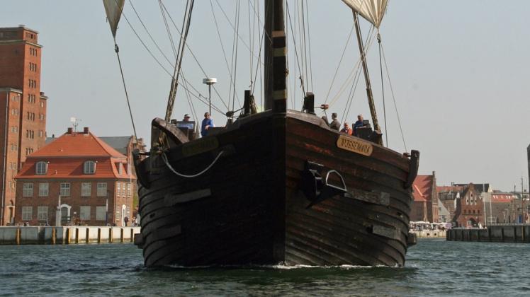 Die Kogge „Wissemara“ verlässt heute den Alten Hafen an der Wismarbucht und navigiert auf den Spuren der Hanse. 