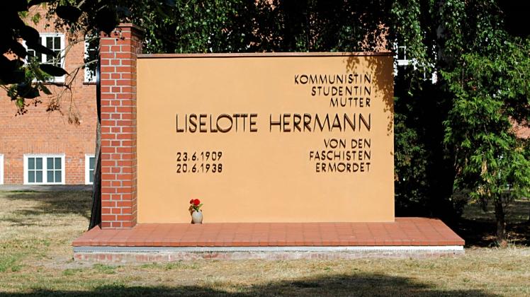 Vor 80 Jahren von den Nationalsozialisten hingerichtet, erinnert das sanierte Denkmal vor der Fachhochschule in Güstrow an Liselotte Herrmann. 