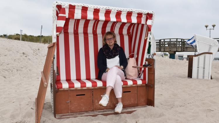 Der XL-Strandkorb an der Seebrücke bietet Raum für Gespräche – über die kleinen und größeren Dinge im Leben, weiß Ursula Soumagne. 