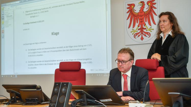 Richterin Claudia Behnert erläutert Justizminister Stefan Ludwig (Linke) die elektronische Gerichtsakte. 