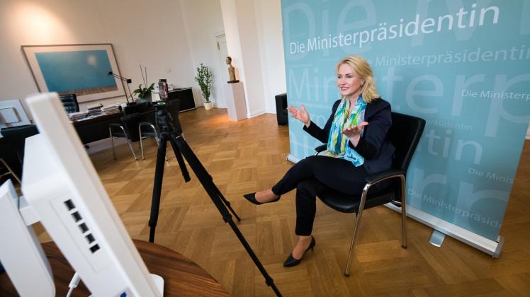 Plaudern mit der Kamera: Während des Internet-Chats im Zimmer der Ministerpräsidentin in der Staatskanzlei