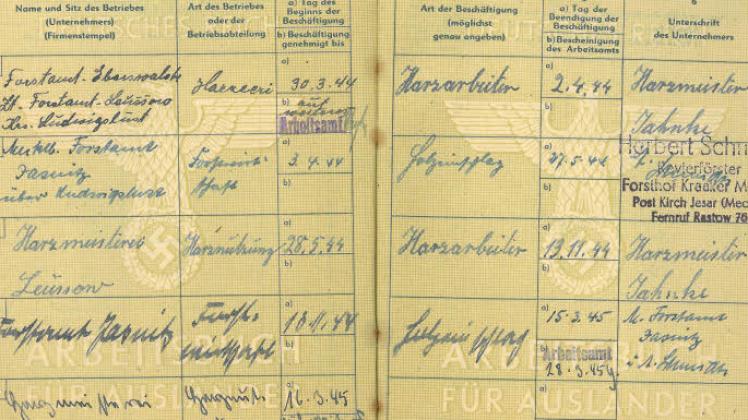 In den Arbeitsbüchern wurde neben Namen und Geburtsdatum der Zwangsarbeiter auch vermerkt, wo sie zu welchem Zeitpunkt tätig waren. Die Bücher hatte das Arbeitsamt der „Festung Dömitz“ ausgestellt, so die Bezeichnung der Nazis für die Stadt im Krieg.