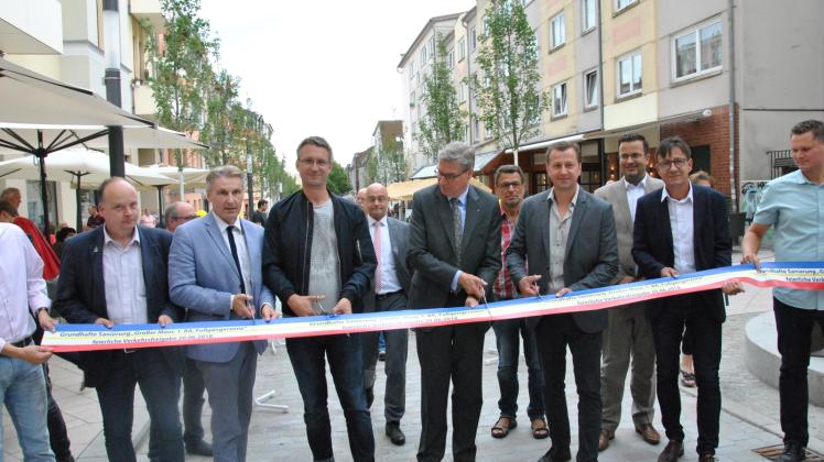 Stadtpräsident Stephan Nolte (M.), Baudezernent Bernd Nottebaum (r.) und Geschäftsführer Thomas Maync von der Firma Tuk (3.v.r.) gaben den Bereich offiziell frei.
