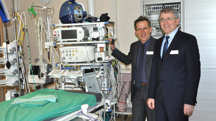 Wechsel in der ärztlichen Leitung des KMG-Klinikums Güstrow:  Prof. Dr. Dietmar Bänsch (l.) löst Dr. Rolf Kaiser als Ärztlichen Direktor in Güstrow ab. 