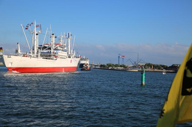 Die „Cap San Diego“ beim Einlaufen in Warnemünde. Der imposante Frachter liegt am Neuen Strom. 