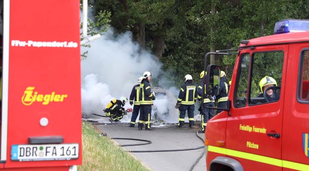 echnischer Defekt: Auto von 82-Jährigem gerät während der Fahrt in Pölchow in Flammen und brennt vollständig aus