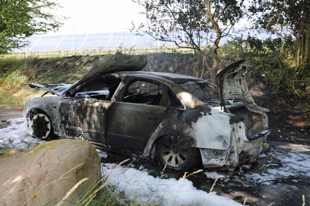 echnischer Defekt: Auto von 82-Jährigem gerät während der Fahrt in Pölchow in Flammen und brennt vollständig aus echnischer Defekt: Auto von 82-Jährigem gerät während der Fahrt in Pölchow in Flammen und brennt vollständig aus