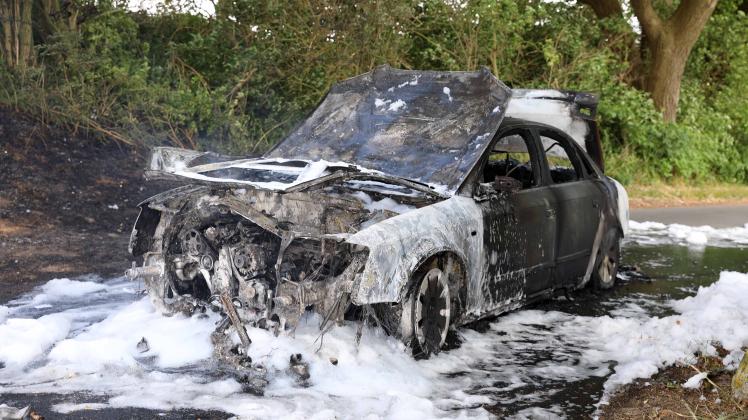 echnischer Defekt: Auto von 82-Jährigem gerät während der Fahrt in Pölchow in Flammen und brennt vollständig aus