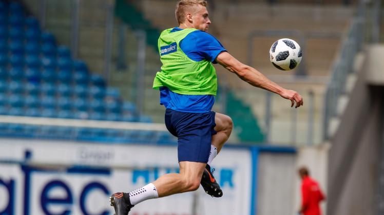 Es wird eine Weile dauern, bis Oliver Hüsing (hier beim Saisonauftakt-Training im Ostseestadion) wieder so energisch dem Ball nachjagen kann. Der Abwehrchef des FC Hansa hat sich eine schwere Knieverletzung zugezogen. 