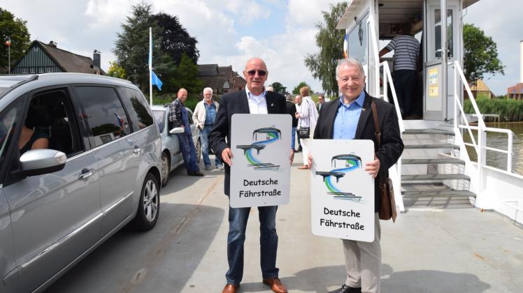 Gestern auf der Störfähre: Horst Heinrich (l.) und Claus List zeigen, wo jetzt die Deutsche Fährstraße lang läuft.